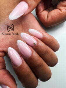 French nail art rose laiteux et brillance