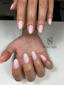 Capsule gel couleur rose forme amande sur ongle