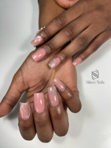 Capsule gel forme carré rose et nail art marbré