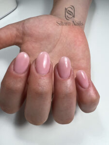 Capsule gel et gainage rose sur ongle naturel