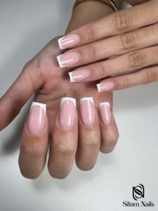 French Manucure rose - blanc sur ongle naturel et brillant