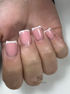 French manucure rose blanc et court