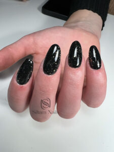 Ongle capsule gel effet marbre noir - forme d'amande