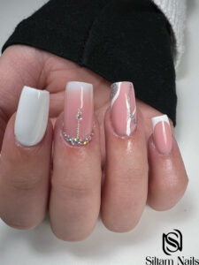 Ongle en gel avec des strasses et paillettes