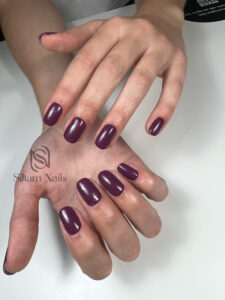 capsule gel violet brillant sur ongle naturel