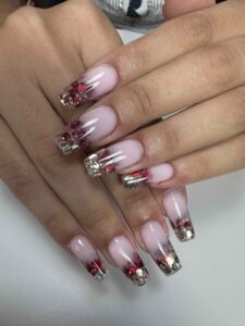 Ongles carrés longs avec dégradé pailleté rouge et argent, manucure festive