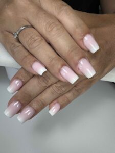 Manucure french carrée classique, pointe blanche et base rosée