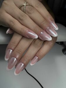 Manucure french nacrée amande, pointe blanche, élégante et lumineuse