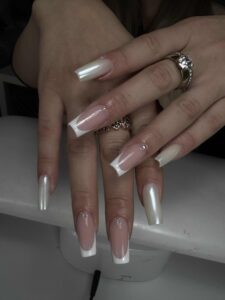 Manucure french nacrée avec strass sur ongles carrés longs, pointe blanche