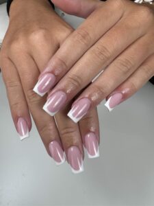 Pose d'Ongles French Blanche et Rose : Manucure Soignée et Naturelle