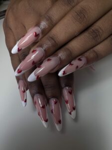 French manucure stiletto avec cœurs rouges, pose romantique et élégante