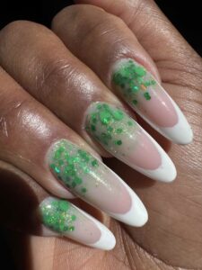 Manucure french verte pailletée sur ongles pointus, pointe blanche