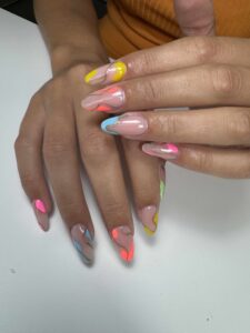 Ongles amande avec nail art lignes colorées, tendance estivale