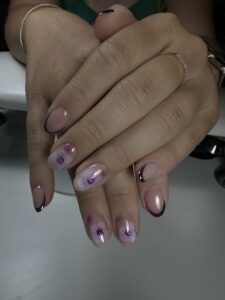 Manucure aquarelle avec fleurs violettes sur ongles ronds, french bordelaise