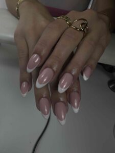 Ongles amande french parfaits, pose soignée et naturelle