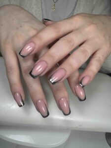 Manucure french carrée, pointe noire, réalisée chez Sillam Nails à Villeurbanne