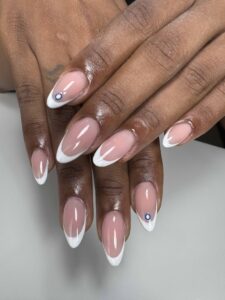 Ongles amande avec nail art french et strass, tendance lumineuse