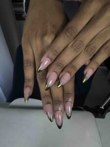 Ongles amande avec french manucure pointe or, tendance moderne, Sillam Nails, Villeurbanne