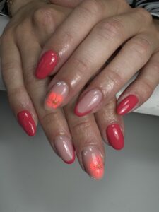 Ongles roses avec french manucure et fleurs sculptées orange, tendance été
