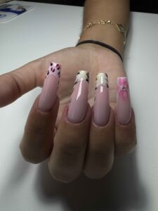 Ongles carrés longs avec nail art animalier et floral, tendance unique