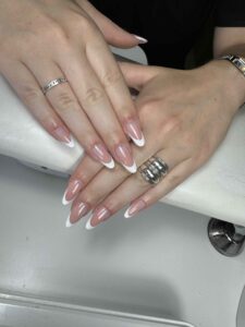 Manucure french amande classique, pointe blanche et base rose nude