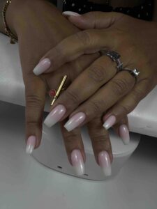 Détail d'une manucure french carrée dégradée élégante, blanc et rose, Sillam Nails, Villeurbanne