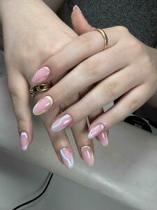 Ongles amande avec nail art lignes pastel et french colorée