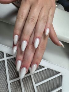 Ongles amande blancs, manucure élégante, Sillam Nails, Villeurbanne