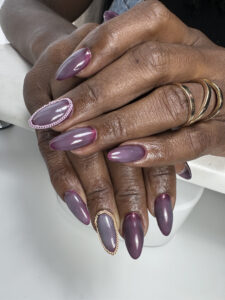 Ongles amande violets et chaîne, pose tendance et créative