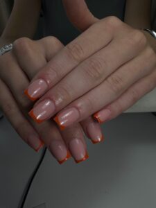 Manucure french carrée, pointe orange, réalisée chez Sillam Nails à Villeurbanne