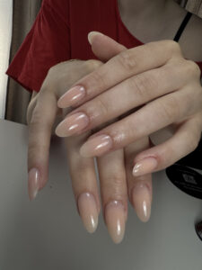 Ongles amande nude, manucure élégante