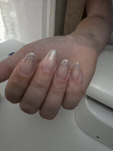 Ongles amande avec nail art paillettes argentées, tendance festive, Sillam Nails, Villeurbanne