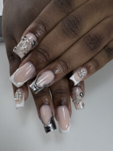 Ongles carrés bijoux argentés, pose tendance et créative