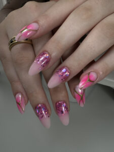 Détail d'une manucure originale avec paillettes roses et lignes dorées, Sillam Nails, Villeurbanne