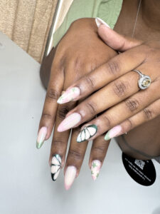 Ongles stiletto papillon et fleurs, pose printanière et créative, Sillam Nails, Villeurbanne